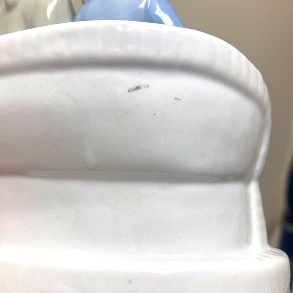 Vintage Colonial Porcelain 80’s Blue & White Couple Figurine Sitting on Sofa - Picture 14 of 15